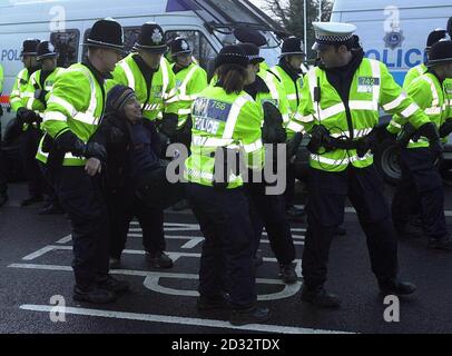 Un protestante contro la guerra è stato portato via dalla polizia al di fuori del quartier generale congiunto permanente delle forze armate britanniche a Northwood, a nord-ovest di Londra, durante una protesta contro una possibile guerra con l'Iraq. Foto Stock