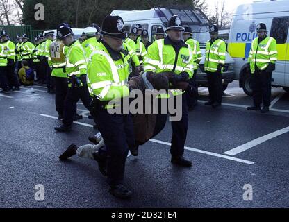 Un protestante contro la guerra è stato portato via dalla polizia al di fuori del quartier generale congiunto permanente delle forze armate britanniche a Northwood, a nord-ovest di Londra, durante una protesta contro una possibile guerra con l'Iraq. Foto Stock