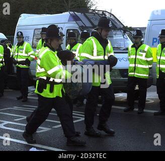 Un protesto anti-guerra è stato portato via dalla polizia fuori dal quartier generale permanente congiunto delle forze armate britanniche a Northwood, Londra nord-occidentale, durante una protesta contro una possibile guerra con l'Iraq. Foto Stock