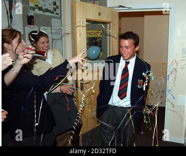 Seb Clover, marinaio adolescente, torna alla Ryde School sull'isola di Wight dopo il suo viaggio record attraverso l'Atlantico. All'età di 16 anni è stato detto al suo arrivo che, nonostante fosse la persona più giovane a navigare nell'Atlantico a mano singola, * avrebbe dovuto lavorare sodo per recuperare il lavoro scolastico che ha perso durante il viaggio di tre settimane. Foto Stock