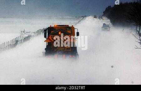 La lotta per mantenere aperte le strade alte dei North Yorkshire Moors, mentre la forza delle balene venti guida pesanti nevicate in derive sulla strada principale Pickering to Fylingdales, mantenendo gli aratri di neve molto occupato. Foto Stock