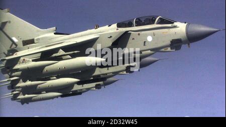 Tre aerei Tornado dopo essere stati riforniti da una VC10 che ha lasciato RAF Brize Norton, Oxfordshire. Gli aerei VC 10 vengono utilizzati per rifornire Tornados sulla loro strada per il Golfo. Foto Stock