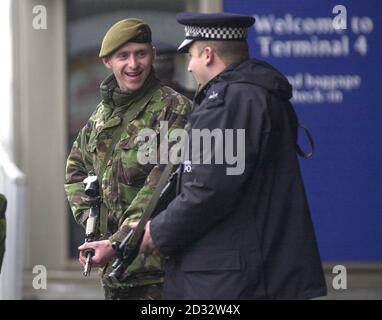 Truppe britanniche al Terminal 4 di Heathrow all'aeroporto di Heathrow. Scotland Yard ha detto che le truppe sono state trasferite per sostenere la polizia metropolitana mentre hanno aumentato la sicurezza all'aeroporto e in altre posizioni. Foto Stock