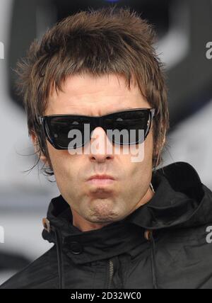 Liam Gallagher si esibisce con Beady Eye durante la prima giornata del festival di Glastonbury presso la Worthy Farm, Somerset. Foto Stock