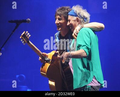 Ronnie Wood (a sinistra) e Keith Richards (a destra) delle Rolling Stones si esibiscono sul palco della Piramide durante il festival delle arti dello spettacolo contemporanee di Glastonbury 2013 a Pilton Farm, Somerset. Foto Stock