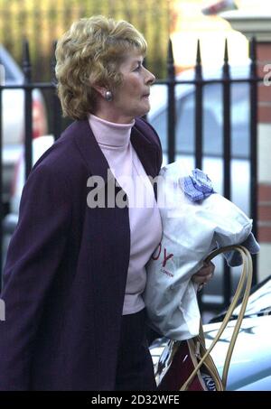 La madre di Catherine Zeta Jones Pat arriva al Morgans Hotel, Swansea. Michael Douglas, la moglie incinta Catherine Zeta Jones e il figlio Dylan soggiornano in questo hotel durante la loro visita in Galles. Foto Stock