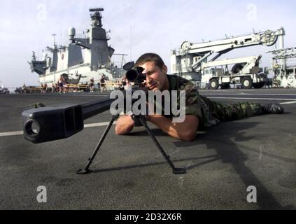 Un Royal Marine dal 40 Commando pratica le sue abilità di cecchino Con un fucile Barrett .50 sul ponte di HMS Oceano mentre viaggia attraverso il Golfo Persico Foto Stock