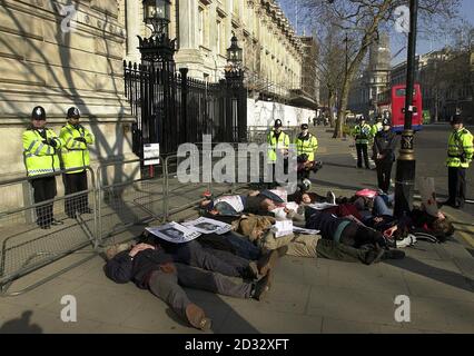 Gli attivisti anti-guerra hanno una protesta 'Die-in' contro la guerra contro l'Iraq fuori Downing Street a Whitehall, Londra. Foto Stock