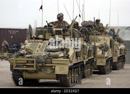 Carri armati scimitar di D Squadron Casa Cavalleria lasciando campo in Kuwait. Foto Stock