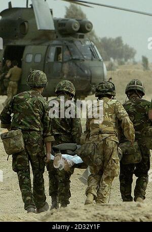 I feriti britannici sono volati fuori da 1 CS Medical Regiment basato vicino a Basra, Iraq meridionale, in un elicottero Puma. Foto di Dan Chung, The Guardian, MOD Pool Foto Stock