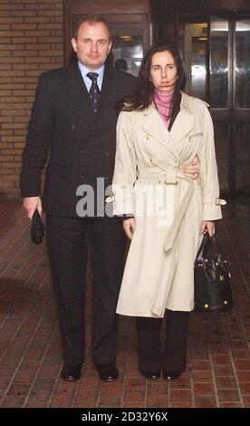 Il maggiore Charles Ingram e sua moglie Diana partono dalla Southwark Crown Court, mentre il giudice riassume il caso. Il maggiore e sua moglie stanno affrontando una carica di procurare 1 milione per inganno, dopo che ha vinto il jackpot sulla TV gameshow 'che vuole essere un Millionaire'. Foto Stock