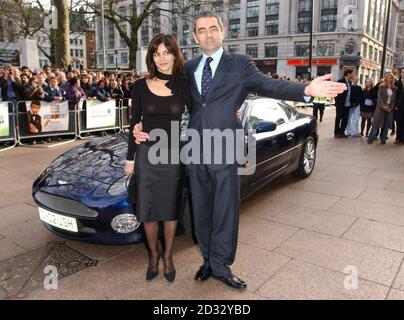 L'attore Rowan Atkinson con sua moglie Sunetra arriva per la prima inglese di Johnny all'Empire in Leicester Square di Londra. Foto Stock