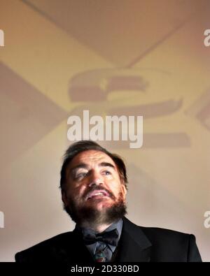 L'attore Brian Cox parla alla stampa durante la prima del film di beneficenza X-Men 2 al Warner Village Cinema Complex di Edimburgo. Foto Stock