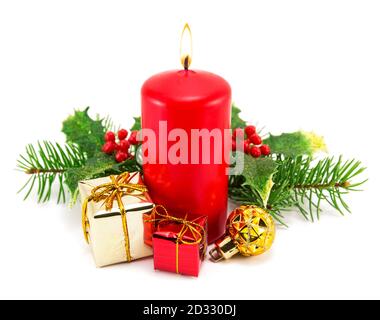 Decorazione di Natale con candele e rami di abete su bianco Foto Stock