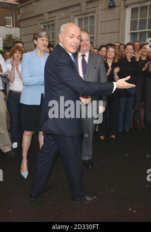 Il presidente del partito Theresa May (a sinistra) guarda il leader Tory Iain Duncan Smith fuori dagli uffici del partito conservatore nel centro di Londra, dove ha salutato come una 'vittoria pectacular' il successo del suo partito nel guadagnare più di 500 seggi alle elezioni locali. *...le elezioni per il Parlamento scozzese, l'Assemblea gallese e i consigli locali in Inghilterra e Scozia contenevano buone notizie per tutti i partiti principali, con i laburisti che tornavano al potere al parlamento di Holyrood in Scozia, anche se con un margine limitato. Foto Stock