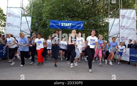 Tra le celebrità, Judi Shekoni e Laura Bailey, che partecipano alla gara per la vita di Cancer Research, evento al Battersea Park di Londra. * quest'anno, si celebra il 10° anniversario di Race for Life e con 130 eventi in tutto il paese, la ricerca sul cancro intende aumentare oltre 17.5 milioni di euro. Foto Stock