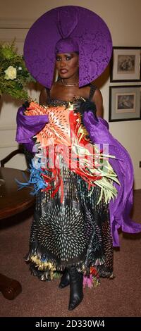 Grace Jones arriva per il Sony radio Awards 2003 al le Meridien, Grosvenor House Hotel di Londra. Foto Stock