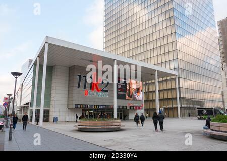 MK2 Bibliothèque, Parigi, 13° arrondissement, Avenue de France. Bella ripresa della facciata moderna del cinema. Foto Stock