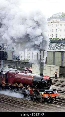 Il treno a vapore "Princess Elizabeth" parte dalla stazione di Euston, Londra, e ritorna a Merseyside, durante un viaggio verso sud. La locomotiva 'Princess Elizabeth' divenne parte del servizio che intercorse tra Londra e Liverpool negli anni '30. * ... e per molti anni è stato basato a Edge Hill nel deposito di Liverpool a Liverpool. Il treno ha avuto anche la distinzione di tenere la testata 'Merseyside Express' in numerose occasioni. Foto Stock