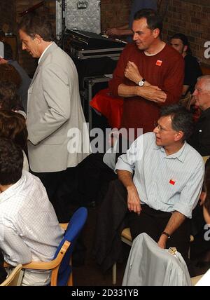 Il primo ministro britannico Tony Blair con l'ex segretario ai trasporti Stephen Byers (seduto a destra) durante il partito per celebrare il 20 ° anniversario di Blair come deputato al Trimdon Labor Club nella sua circoscrizione a Sedgefield in Co Durham. Foto Stock