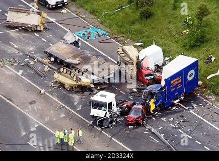 Una vista aerea della scena sulla M1, dove quattro persone sono state uccise, in un massiccio cumulo autostradale nel Leicestershire. Sono state effettuate diverse ore dopo l'incidente fatale e i segni degli pneumatici in cui i veicoli hanno attraversato la zona centrale dell'autostrada sono chiaramente visibili. * si ritiene che la collisione abbia coinvolto un trasportatore di veicoli e un certo numero di automobili. Tre scimitar dell'esercito - veicoli da ricognizione leggermente blindati - che erano appena tornati dal Golfo, sono stati coinvolti nell'incidente. Essi venivano portati da Marchwood nell'Hampshire alla base dell'esercito a Catterick, nel Nord Yorkshire. E w Foto Stock