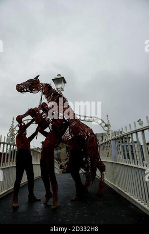 'Joey' la stella della produzione britannica del Teatro Nazionale di Warhorse sul Ponte Ha'penny a Dublino, Irlanda prima della sua corsa al Teatro dell'energia di Bord Gais il prossimo anno. Foto Stock