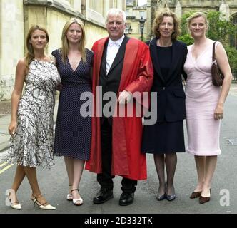 Chris Patten, Commissario dell'UE e ultimo Governatore di Hong Kong, dopo la cerimonia di insediamento come Cancelliere all'Università di Oxford, con le figlie di sinistra Laura, Alice, la moglie Lavender e la figlia Kate. * gli accademici si sono recati in piena regola per una processione e una cerimonia al teatro Sheldonian del XVII secolo per installare l'ex presidente del partito conservatore. Il sig. Patten, 58 anni, svolgeva il suo primo incarico ufficiale di Cancelliere presentando al cantante lirico Placido Domingo una laurea di musica onoraria. Foto Stock