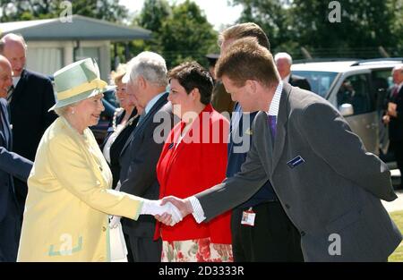 La Regina Elisabetta II incontra l'amministratore delegato Paul Porter-Smith durante la sua visita allo stabilimento di imbottigliamento degli Allied Distillers, Dumbarton, Scozia. Dopo la sua visita a Clydebank, la Regina ha fatto un tour di un impianto di imbottigliamento Allied Distillers nella vicina Dumbarton. * per la prima volta nello stabilimento, la produzione di terreno fino ad un arresto come la Regina è stato mostrato lungo la linea di produzione. Foto Stock