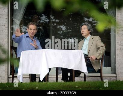 Il primo ministro britannico Tony Blair parla con il primo ministro giapponese Koizumi nei terreni del Prince Hotel di Hakone, Giappone, durante la settimana di tour di Tony Blair nell'Estremo Oriente. Foto Stock