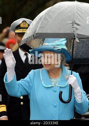 La regina Elisabetta II si rifugia dalla pioggia a Plymouth, dove ha presentato il nuovo colore al tenente Steve Berry della Royal Navy Fleet. * per celebrare l'occasione, 18 navi della Royal Navy hanno organizzato per quasi un secolo il più grande raduno di flotte nelle acque di Plymouth. Tra questi ci sono la HMS Albion, la più recente nave d'assalto della Royal Navy, la HMS Gleaner, la più piccola nave della Marina, e la RFA Argus che è recentemente tornato dal Golfo. Vedi PA Story ROYAL Color. PA Foto: Barry Batchelor. Foto Stock