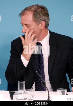 Il Segretario alla Difesa Geoff Hoon ha presenziato ad una conferenza stampa con i membri della nuova amministrazione irachena, presso la sede degli Affari Esteri. Il Segretario alla Difesa Geoff Hoon e il Segretario agli Esteri Jack Straw hanno affrontato delle domande sulla vicenda Kelly. * entrambi gli uomini si sono rifiutati di discutere la questione nonostante una sbarria di indagini. L'onorevole Straw ha insistito sul fatto che non ha nulla da aggiungere, mentre l'onorevole Hoon ha detto: "Credo sia molto importante mostrare rispetto ai nostri ospiti e porre domande sulla loro visita in questa sede piuttosto che occuparsi di un'inchiesta alla quale darò prova a tempo debito". Foto Stock