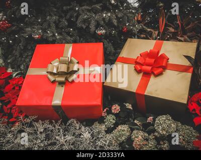 Alberi di Natale e decorazioni nel centro commerciale all'aeroporto. Foto Stock