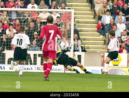 Harry Kewell (a destra) segna durante il loro amichevole pre-stagione al Pittodrie Stadium di Aberdeen, martedì 5 agosto 2003. QUESTA IMMAGINE PUÒ ESSERE UTILIZZATA SOLO NEL CONTESTO DI UNA FUNZIONE EDITORIALE. NESSUN UTILIZZO DI SITI WEB/INTERNET A MENO CHE IL SITO NON SIA REGISTRATO PRESSO LA FOOTBALL ASSOCIATION PREMIER LEAGUE. Foto Stock