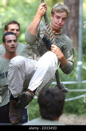 MR World contestant per l'Inghilterra, Johnny Marsden 18 del Lancashire viene messo a prova in un corso di assalto dell'esercito a Pirbright Surrey. Johnny sta ora facendo il suo diploma superiore nei servizi pubblici. Spera come risultato dei suoi studi di allenarsi come vigile del fuoco o come poliziotto. Un buon atleta a tutto tondo Johnny ha un particolare amore per il calcio, e la sua squadra preferita è Man United. Al di fuori dello sport ama la musica e la danza. Il signor World 2003 si svolge sabato 9 agosto 2003 presso il Brewery Conference Centre di Chiswell Street, Londra. Foto Stock