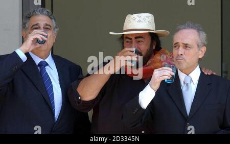 I leggendari Three Tenors (L-R) Placido Domingo, Luciano Pavarotti e Jose Carreras arrivano al risveglio dell'unica spa termale naturale del Regno Unito presso la Thermae Bath Spa, Bath Street. Foto Stock