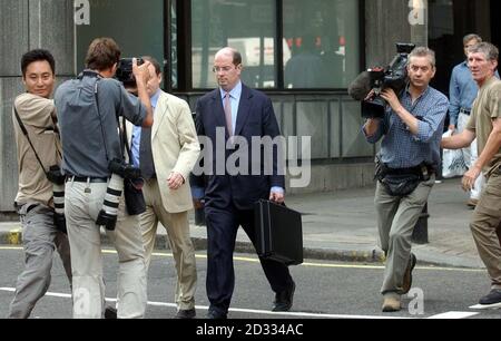 Andrew Gilligan, il giornalista della BBC al centro della fila per la presunta esagerazione del governo nei confronti della causa per la guerra contro l'Iraq, arriva alla High Court di Londra, per dare prova all'indagine Hutton sulla morte dell'esperto di armi David Kelly. * Gilligan ha incontrato il dottor Kelly al Charing Cross Hotel nel centro di Londra una settimana prima della sua relazione di oggi del 29 maggio, secondo cui il dossier era stato "sottoposto a sospensione" su richiesta di 10 Downing Street. Foto Stock