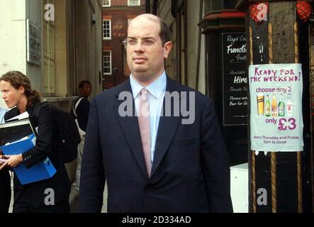 Andrew Gilligan, il giornalista della BBC al centro della fila per la presunta esagerazione del governo nei confronti della causa per la guerra contro l'Iraq, arriva alla High Court di Londra, per dare prova all'indagine Hutton sulla morte dell'esperto di armi David Kelly. * Gilligan ha incontrato il dottor Kelly al Charing Cross Hotel nel centro di Londra una settimana prima della sua relazione di oggi del 29 maggio, secondo cui il dossier era stato "sottoposto a sospensione" su richiesta di 10 Downing Street. Foto Stock