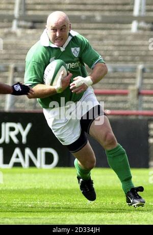 Irlanda Hooker, Keith Wood in azione contro il Galles durante la partita internazionale amichevole a Lansdowne Road, Dublino. I boschi sono tornati da una ferita. Foto Stock