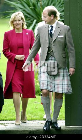 Il conte e la contessa di Wessex arrivano all'Holyrood Park di Edimburgo, in Scozia, per salutare il Beating Retreat eseguito dai Pipes and Drums massaggiati del British Leigon Scotland. Foto Stock