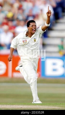 Il Makhaya Ntini del Sud Africa festeggia il fatto che Alec Stewart dell'Inghilterra sia stato catturato per sette corse, durante il quarto giorno del quarto Npower Test Match a Headingley, Leeds, domenica 24 agosto 2003. Foto Stock