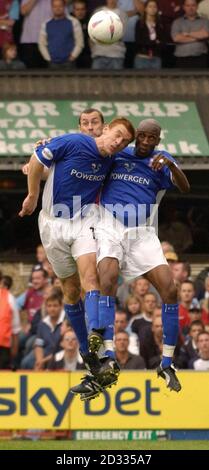 Richard Naylor (a sinistra) e Drissa Diallio (a destra) precedono il Don Hutchison di West Ham per far sgombrare la palla durante la loro partita di Nationwide Division 1 al Portman Road Ground di Ipswich. West Ham ha vinto il gioco 2-1. QUESTA IMMAGINE PUÒ ESSERE UTILIZZATA SOLO NEL CONTESTO DI UNA FUNZIONE EDITORIALE. NESSUN UTILIZZO NON UFFICIALE DEL SITO WEB DEL CLUB. Foto Stock