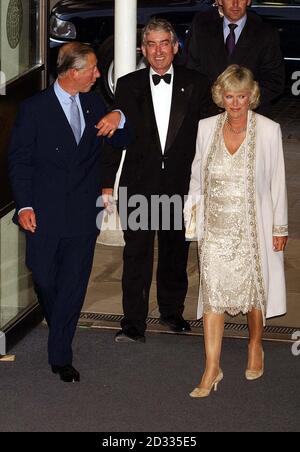 Il Prince of Wales (a sinistra), Sir Tom Shabbeare, Chief Executive of the Prince's Trust, e Camilla Parker-Bowles arrivano al Globe Theatre sulla South Bank di Londra, per una serata di gala di Shakespeare in aiuto del Prince Trust. Le star del cinema e del palcoscenico si sono esibite in uno spettacolo shakespeariano per il Principe, con il vincitore di Oscar Gwyneth Paltrow che si univa a una serie di attori acclamati che eseguivano scene dei famosi giochi del bardo. La serata di gala ha già raccolto 100,000 persone in aiuto della fiducia del Principe, che mira ad aiutare i giovani svantaggiati. Foto Stock