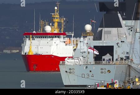 La nave di pattuglia del ghiaccio della Royal Navy HMS Protector lascia Portsmouth a due schieramenti nel continente congelato dell'Antartide. Foto Stock