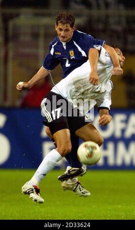 La scozzese Jackie McNamara lotta con Kevin Kuranyi della Germania durante il loro gruppo cinque Euro 2004 qualificatore al Westfalen Stadium, Dortmund, Germania. La Scozia ha perso la partita 2-1, lasciandoli al terzo posto nel gruppo con un turno di partite da giocare. QUESTA IMMAGINE PUÒ ESSERE UTILIZZATA SOLO NEL CONTESTO DI UNA FUNZIONE EDITORIALE. NESSUN UTILIZZO DI SITI WEB/INTERNET A MENO CHE IL SITO NON SIA REGISTRATO PRESSO LA FOOTBALL ASSOCIATION PREMIER LEAGUE. Foto Stock