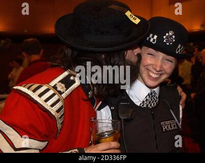 Aaron Barschak, in stile "Comedy Terrorist", bacia una poliziotto femminile al Brent Town Hall di Londra mentre attende il risultato della by-elezione parlamentare del Brent East. * per difendere la maggioranza del 13,047 vinta nel 2001 c'è Robert Evans del Labor, un deputato del Parlamento europeo di Londra. Ma una sfida forte è stata posta dalla democratica liberale Sarah Teather, un consigliere di Islington. Tory contender è Uma Fernandes, consigliere e infermiera Brent. Foto Stock