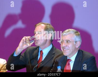 Il segretario agli esteri britannico Jack Straw (destra) e il segretario alla difesa Geoff Hoon, durante un dibattito sulla "Gran Bretagna nel mondo" alla Conferenza del Partito laburista di Bournemouth. Foto Stock