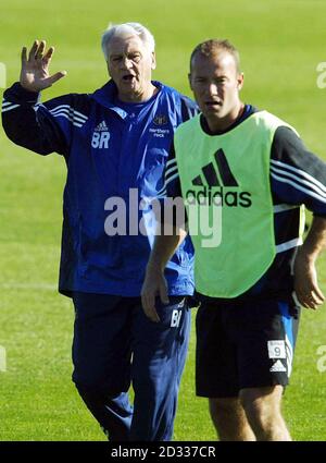 Il direttore del Newcastle United Sir Bobby Robson con l'attaccante Alan Shearer (a destra) durante una sessione di formazione di squadra al campo di allenamento Blue Flame, Newcastle, davanti alla loro fa Barclaycard Premiership match contro Southampton a St James' Park domani. Foto Stock