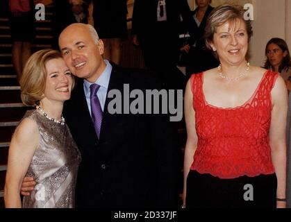 Il leader conservatore del partito Iain Duncan Smith e sua moglie Betsy (a sinistra) e il presidente del partito Theresa May arrivano alla Tory Ball a Blackpool. Foto Stock