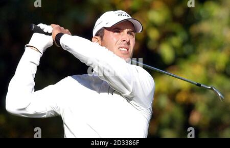 Il canadese Mike Weir si tee fuori dalla seconda buca, durante il secondo round del campionato di gioco HSBC World Match al Wentworth Golf Club, Virginia Water. Foto Stock