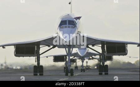 Tre taxi della British Airways Concorde sulla pista dell'aeroporto di Heathrow, il giorno in cui il primo aereo supersonico del mondo si ritirò dal servizio commerciale. Foto Stock